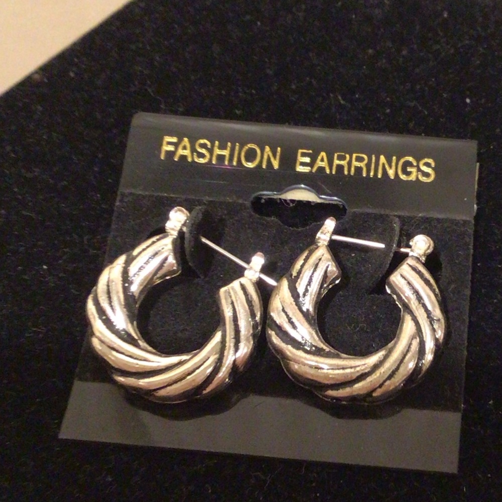 🤩Host Pick🤩🛍️2 for $35🛍️NWT Silver tone twisted knotted  look hoop earrings